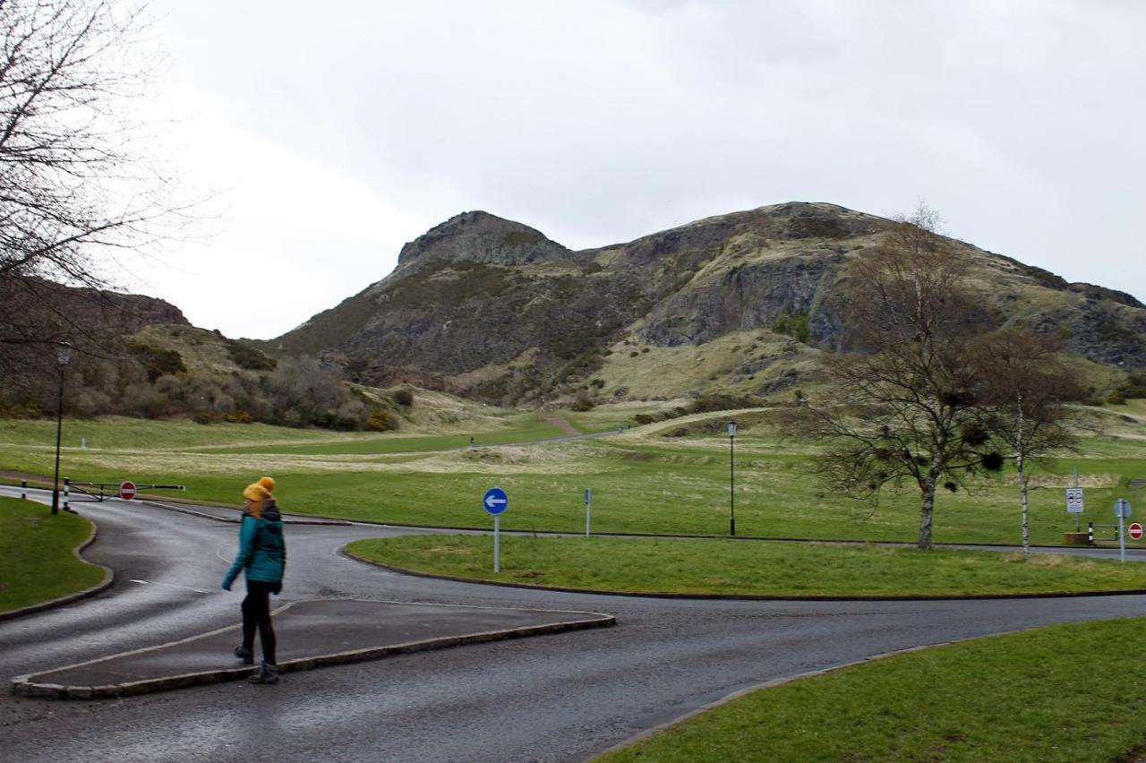 2 Bedrooms Flat Central Edinburgh, Sleeps 6, In The Shadow Of Holyrood Park And Arthur'S Seat With Free Parking, Two Bed Rooms Exterior photo